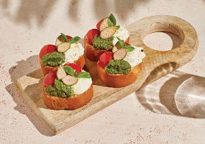 Բրուսկետա Պեստոյով և Ստրաչատելլայով