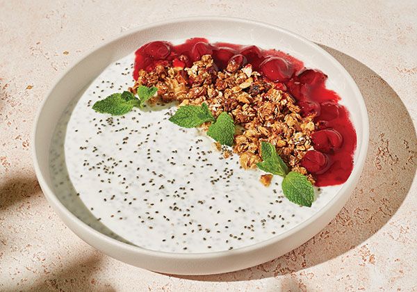 Չիա Հունական Յոգուրտով եվ Բալով