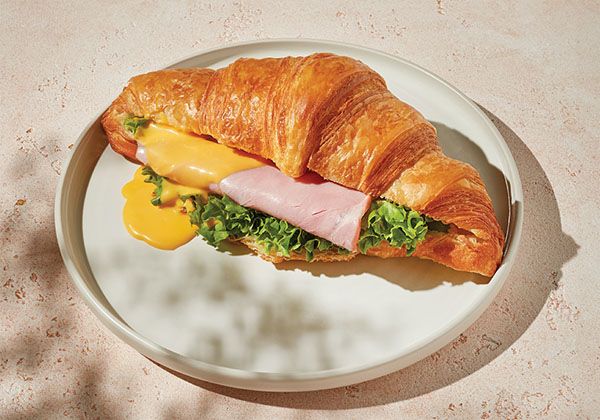 Կրուասան Խոզապուխտով եվ Չեդեր Պանրով 